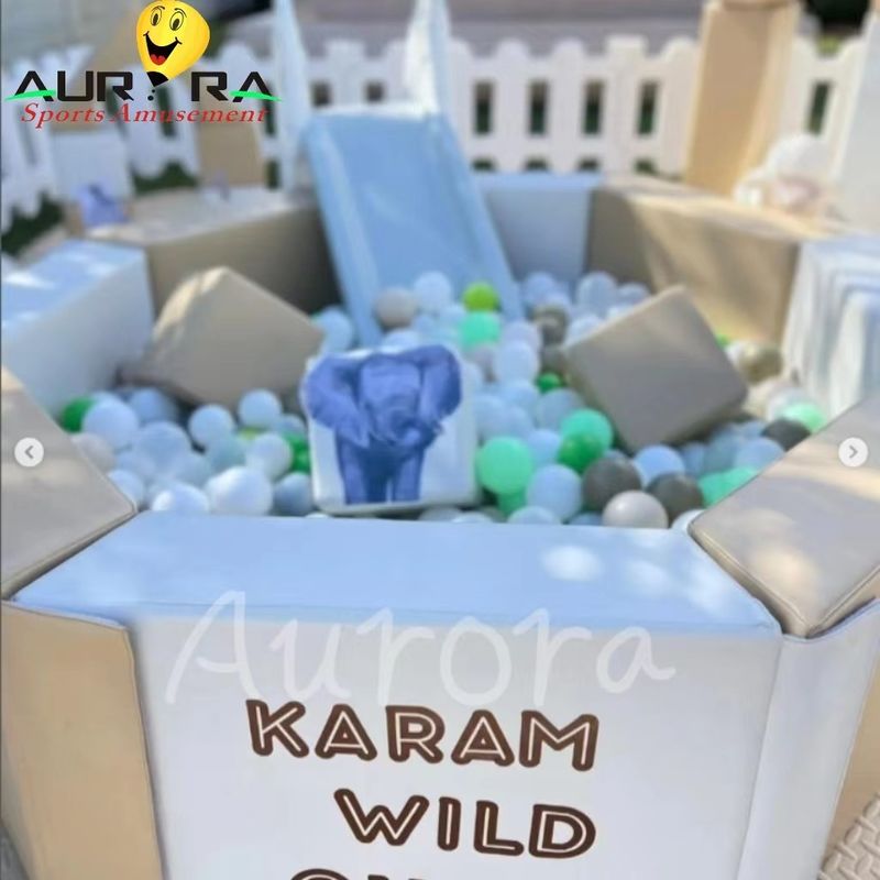 اللون البيضاء والسوداء PVC PU المضغوطة معدات اللعب الناعمة الملعب حسب الطلب