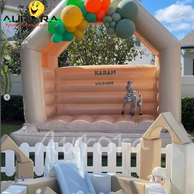 اللون البيضاء والسوداء PVC PU المضغوطة معدات اللعب الناعمة الملعب حسب الطلب