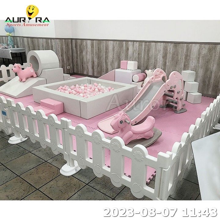 لون محايد معدات اللعب الناعمة حفرة لعب الكرة الناعمة مع الزلاجة الوردي في الهواء الطلق